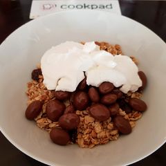 A picture of My Granola & Chocolate Raisons. 😁.