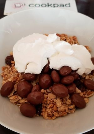 A picture of My Granola & Chocolate Raisons. 😁.