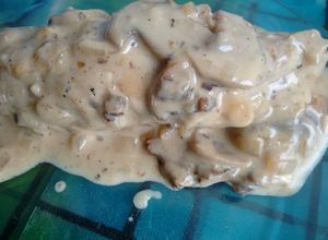 Una foto de Suprema de pollo con champiñones al vino blanco