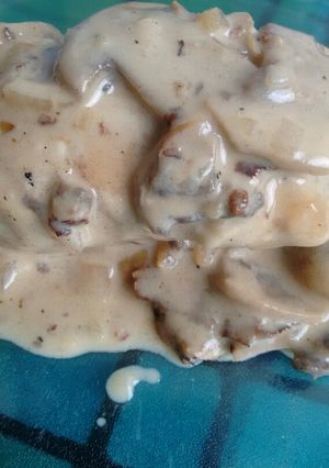 Una foto de Suprema de pollo con champiñones al vino blanco