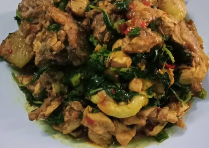 Daging ayam bumbu kuning daun kemangi