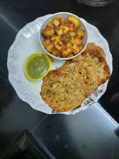 आलू की सब्जी और बेसन मेथी की पूरी(aloo ki sabzi aur bean methi ki poori recipe in Hindi) रेसिपी मुख्य फोटो