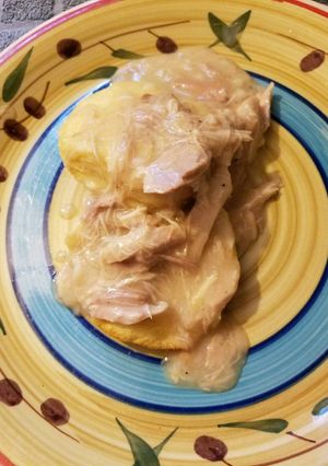 A picture of Chicken Gravy and Biscuits.