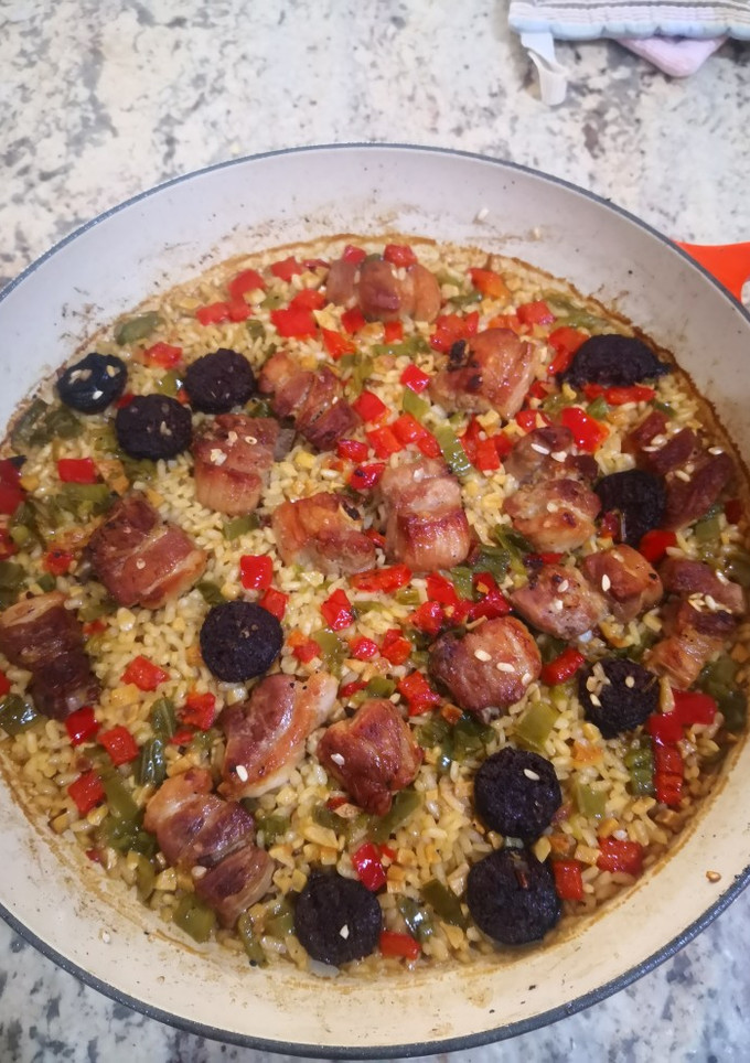 Una foto de Arroz al horno con costillas de cerdo y morcilla