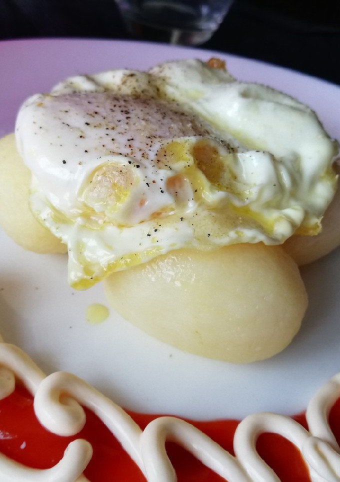 Una foto de Patatas con huevo frito