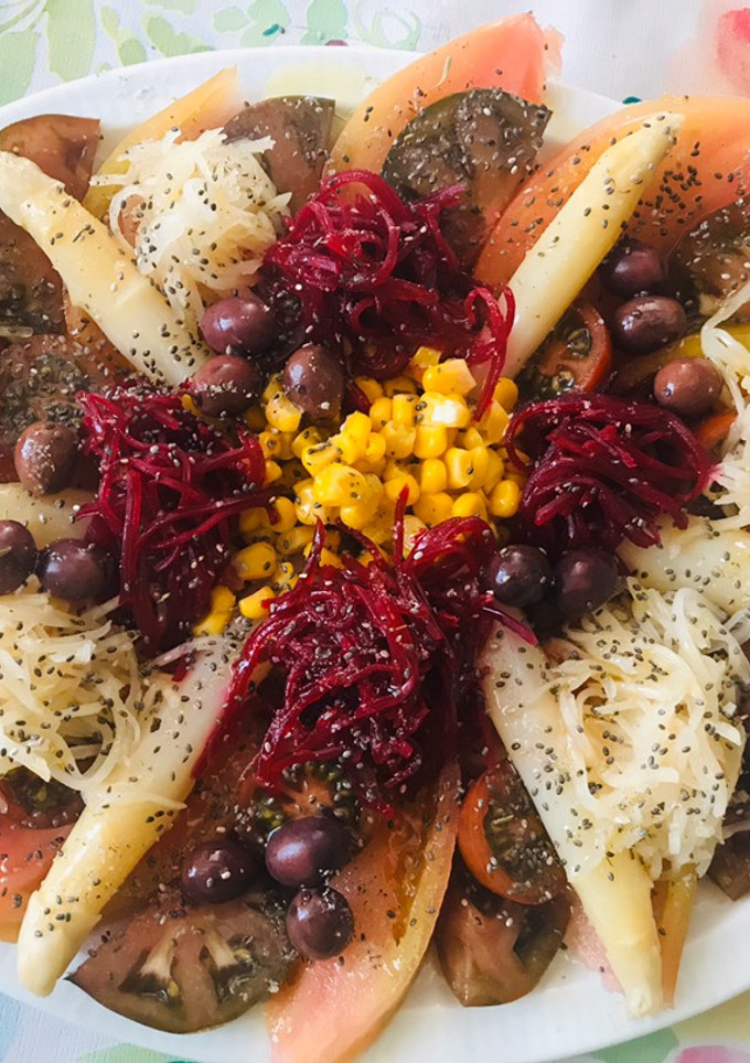Una foto de Ensalada súper de verduras encurtidas