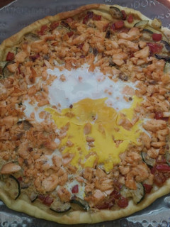 Una foto de Pizza de salmón, calabacines, pimientos y huevo
