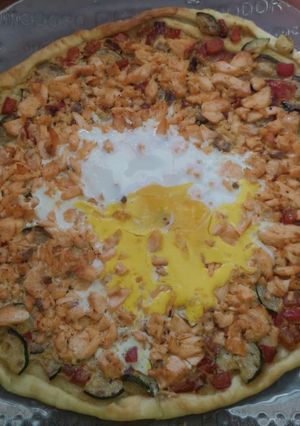 Una foto de Pizza de salmón, calabacines, pimientos y huevo