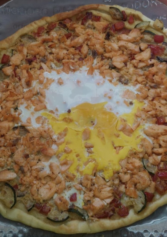 Una foto de Pizza de salmón, calabacines, pimientos y huevo