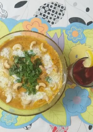 A picture of Kaju Curry & Beetroot Juice.