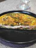 Tortilla de acelgas rojas rellena de jamón y queso