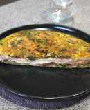 Tortilla de acelgas rojas rellena de jamón y queso