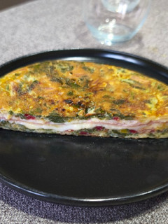 Una foto de Tortilla de acelgas rojas rellena de jamón y queso
