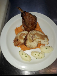 Una foto de Pollo al horno con crema de zanahoria y papa museline