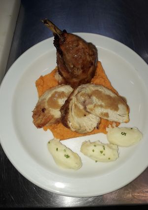 Una foto de Pollo al horno con crema de zanahoria y papa museline