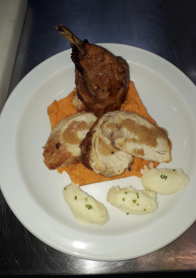 Una foto de Pollo al horno con crema de zanahoria y papa museline