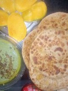 चना दाल का पराठा और बथुआ का रायता रेसिपी मुख्य फोटो