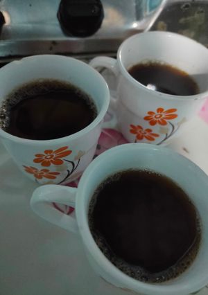 तुलसी अदरक इलायची वाली ब्लैक चाय (Tulsi adrak elaichi wali black chai recipe in hindi) रेसिपी मुख्य फोटो