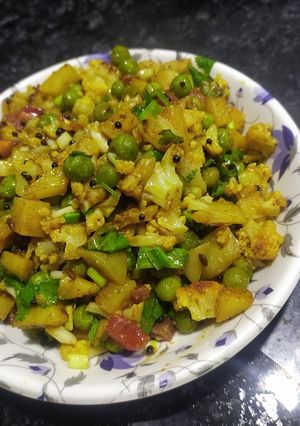 ફલાવર નું મિક્સ શાક (Flower Mix Shak Recipe In Gujarati) રેસીપી મુખ્ય ફોટો