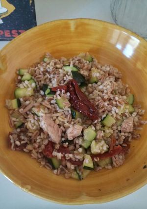 Foto di 5 cereali con zucchine, tonno e pomodorini secchi