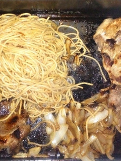 Una foto de Costillitas y churrascos a la plancheta con fideos