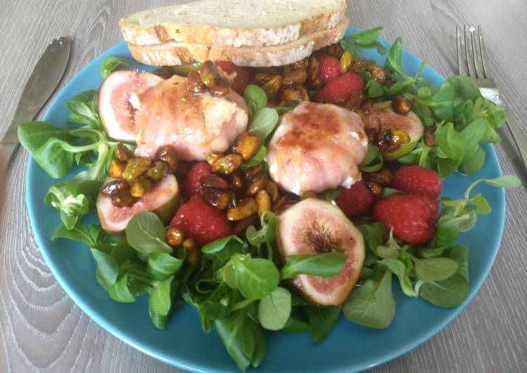 Salad with goat cheese, bacon, figs and raspberries