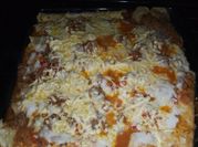 Una foto de canelones con bechamel de tomate