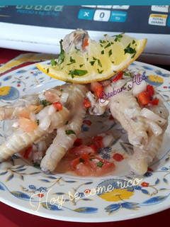 Una foto de Patas de pollo con salsa criolla
