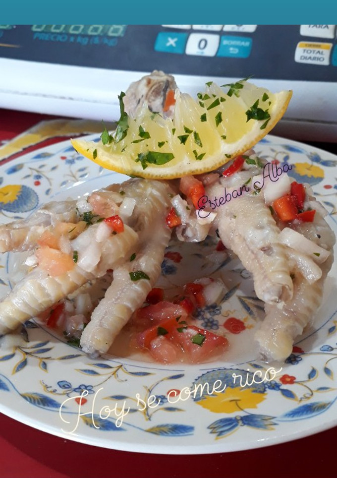 Una foto de Patas de pollo con salsa criolla