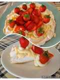 Pavlova crujiente por fuera y como una nube por dentro