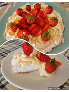 Una foto de Pavlova crujiente por fuera y como una nube por dentro