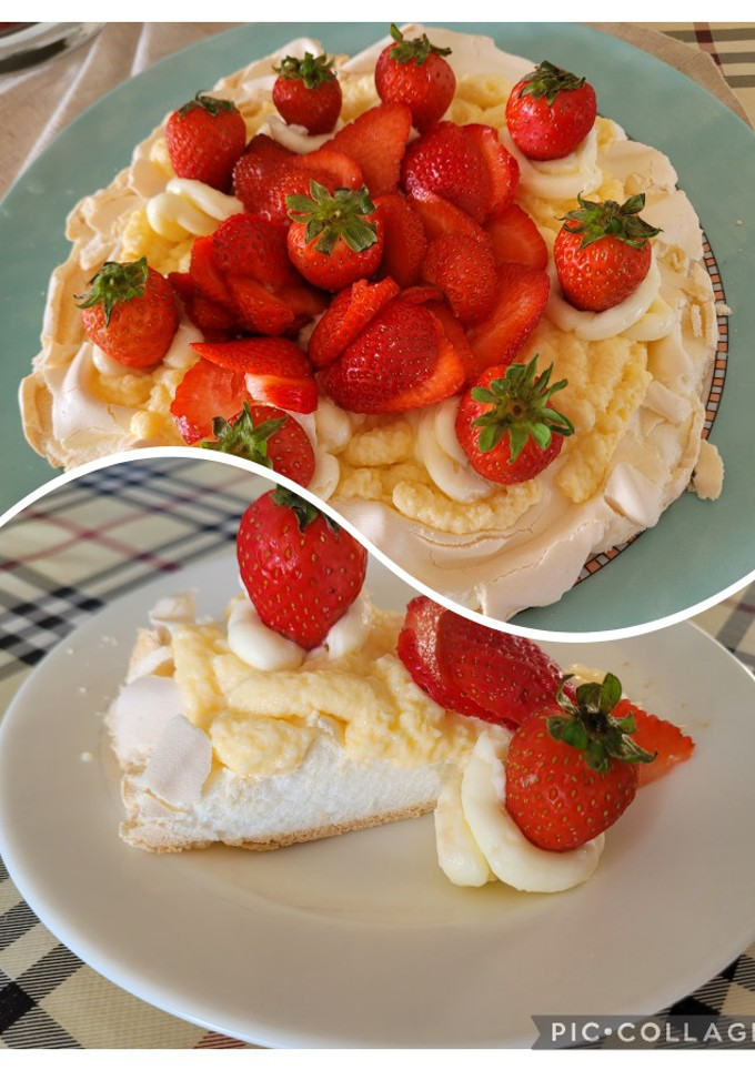 Una foto de Pavlova crujiente por fuera y como una nube por dentro