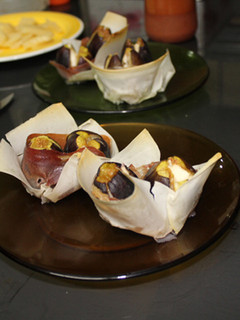 Una foto de Higos con jamón y queso en pasta wonton