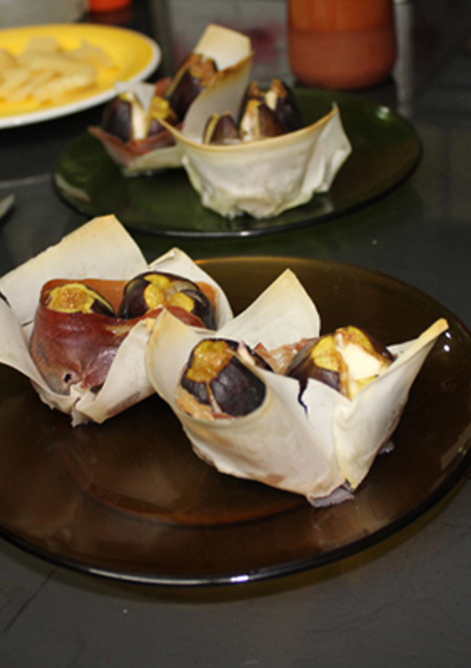 Una foto de Higos con jamón y queso en pasta wonton