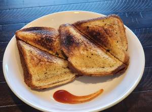 https://img-global.cpcdn.com/recipes/b718799a1264e9c4/300x220cq70/grilled-bread-sandwich-with-garlic-herb-butter-recipe-main-photo.jpg