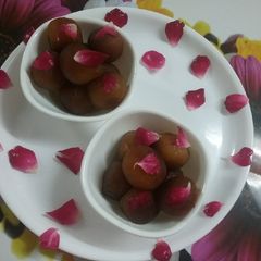 A picture of Gulab Jamun.