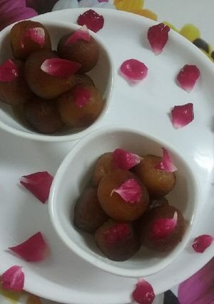 A picture of Gulab Jamun.