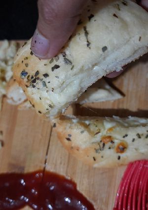 ચીઝ ગાર્લિક બ્રેડ(Cheese garlic bread recipe in Gujarati) રેસીપી મુખ્ય ફોટો