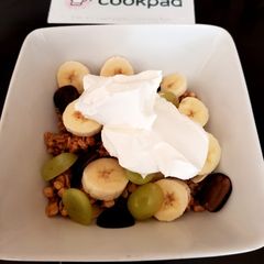 A picture of My fruity Breakfast with pumpkin Seeds and Greek Yogurt. 😙.