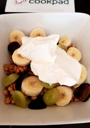 A picture of My fruity Breakfast with pumpkin Seeds and Greek Yogurt. 😙.