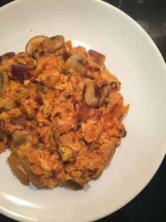 Una foto de Huevos revueltos con hongos y tomate