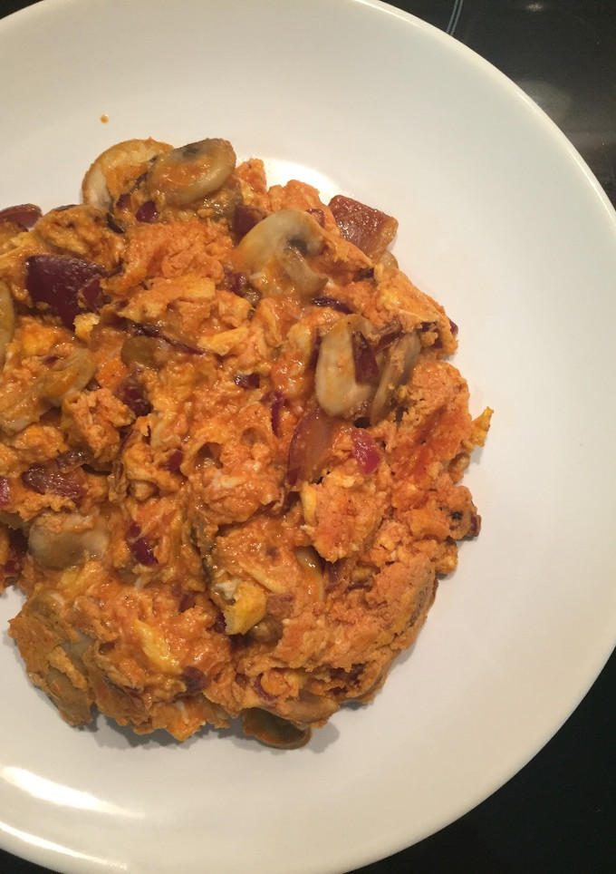 Una foto de Huevos revueltos con hongos y tomate