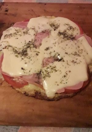 Una foto de Pizza sin masa con base de tomate!
