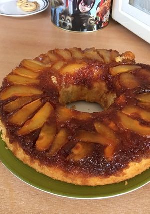 Una foto de Torta de pera invertida