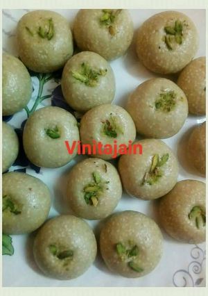 तिल मावा लड्डू (लोहरी स्पेशल) (Til Mava Ladoo (Lohri Special) recipe in hindi) रेसिपी मुख्य फोटो