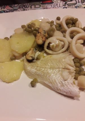 Una foto de Merluza con mariscos en papillote