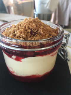 Una foto de Pannacotta con frambuesa y crumble de galleta 🍪 de canela 😋