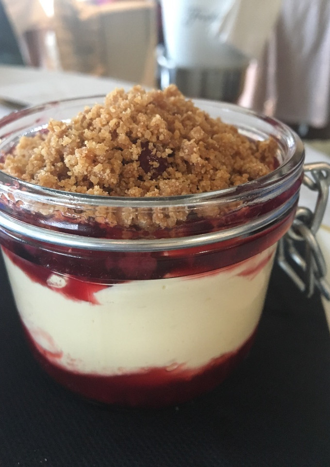 Una foto de Pannacotta con frambuesa y crumble de galleta 🍪 de canela 😋