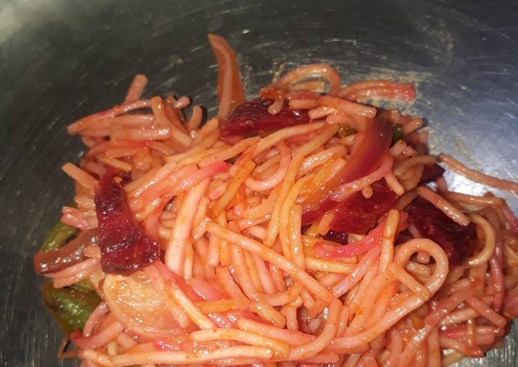 Noodles with beetroot