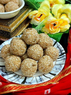 मकर संक्रांति स्पेशल मावा तिल लड्डू(makar sankranti special mawa til laddu recipe in hindi) रेसिपी मुख्य फोटो